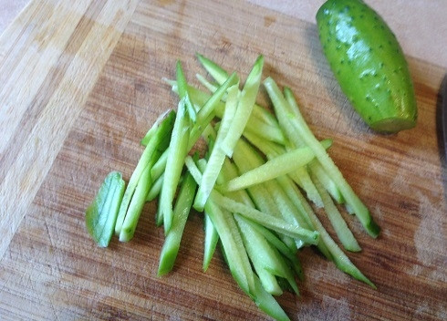 1. Этап. Глухариное гнездо: Нарезаем свежий или маринованный огурец на тонкие полосочки.