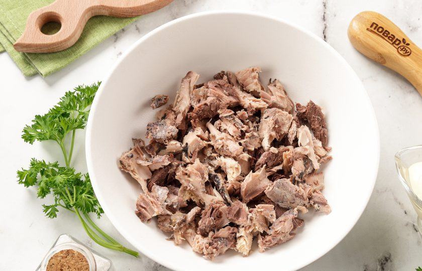 1. Этап. Салат с тунцом, огурцом и майонезом: Консервированного тунца разомните вилкой или разберите на небольшие кусочки.