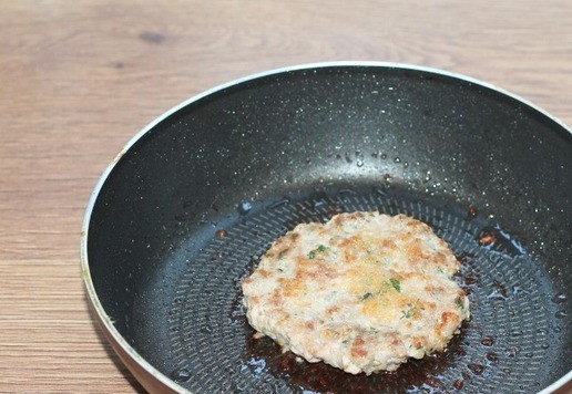 1. Этап. Бургер с котлетой и сыром гриль-чиз: 7. Обжарить котлету на разогретом растительном масле с двух сторон.