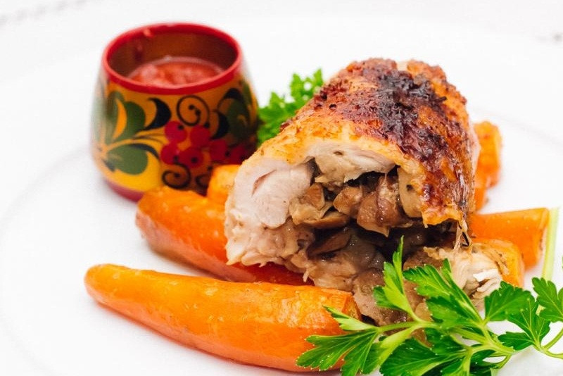 1. Этап. Фаршированные куриные окорочка в духовке: 12. Подаем ножки на подушке из моркови с томатным соусом.