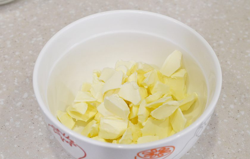 1. Этап. Песочный пирог Лимонник: Масло нарежьте.