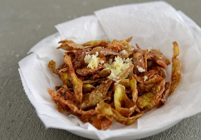 1. Этап. Чипсы из картофельных очисток: Выложите чипсы на бумажные салфетки, добавьте измельченный имбирь, чеснок и соль. Перемешайте.