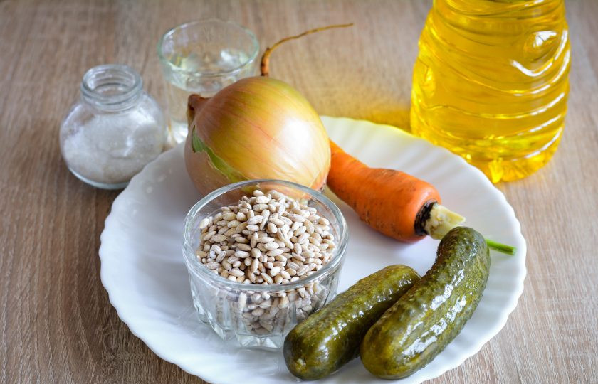 1. Этап. Салат с перловкой на зиму: Подготовьте ингредиенты.