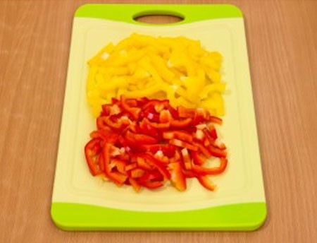 1. Stage. Chicken Liver with Sweet Pepper: Peel the seeds and cut into strips.