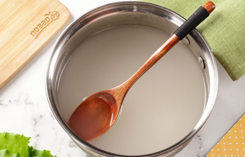 1. Этап. Рисовый уксус в домашних условиях: Воду слейте в кастрюлю. Крупа нам больше не нужна, можете использовать её для приготовления других блюд или скормить животным. Добавьте сахар, поставьте на небольшой огонь и периодически помешивая, варите полученный сироп 15 минут.