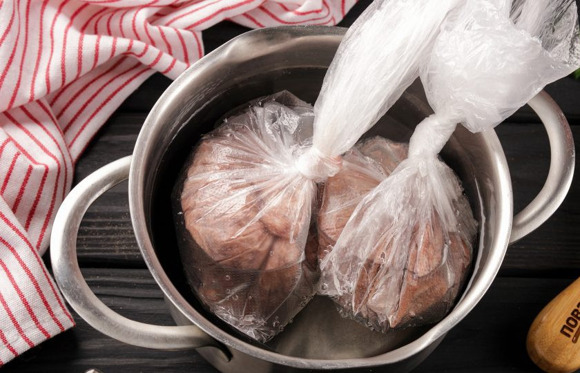 1. Этап. Сальтисон из свиной печени: Поместите пакеты в ещё один пакет (для страховки — если будет дырочка, чтобы жир не вытек) и тоже плотно завяжите. Поместите пакеты в кастрюлю и залейте водой.