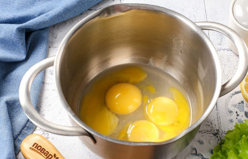 1. Этап. Голландский соус: Соедините в миске или кастрюльке воду, вино, сахар, соль и желтки.