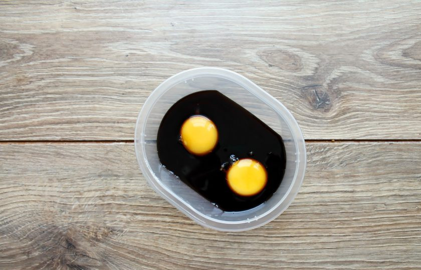 1. Этап. Маринованные желтки: Залейте желтки приготовленным соусом, закройте контейнер крышкой и уберите в холодильник.