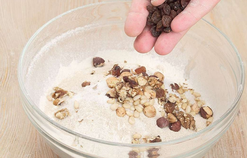 1. Этап. Хлеб с сухофруктами в духовке: Засыпьте изюм.