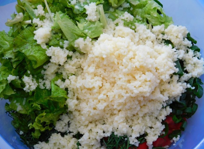 1. Этап. Салат с кускусом, помидорами и зеленью: Добавьте к ним нарезанную зелень и готовый кускус.