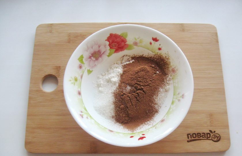 1. Этап. Профитроли с кракелюром: Приготовьте кракелюр. В миску насыпьте какао-порошок, сахар и муку.