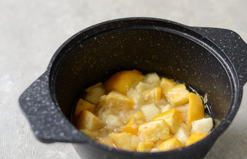 1. Этап. Суп-пюре из репы: Залейте водой так, чтобы овощи были покрыты на 2/3. Доведите до кипения, убавьте огонь и томите под крышкой до мягкости.