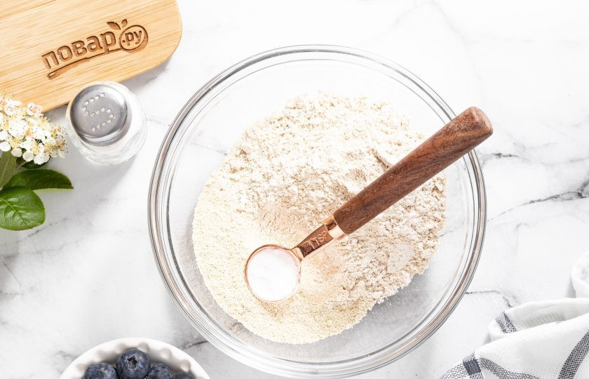 1. Этап. Вафли из киноа: Пересыпьте оба вида муки в глубокую миску. Добавьте разрыхлитель и щепотку соли.