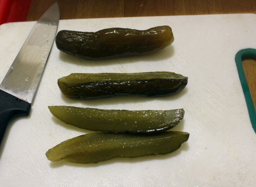 1. Этап. Рулетики из говядины с начинкой: Солёные огурцы разрежьте на четверти вдоль.