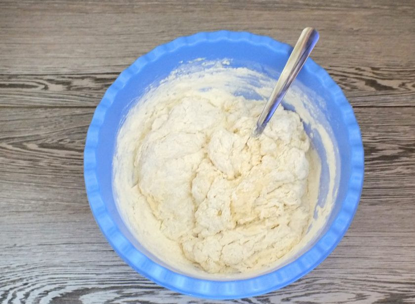 1. Этап. Бабушкины булочки: Частями добавьте муку, каждый раз перемешивайте ложкой. Как только трудно станет размешивать, переходите на ручной замес.