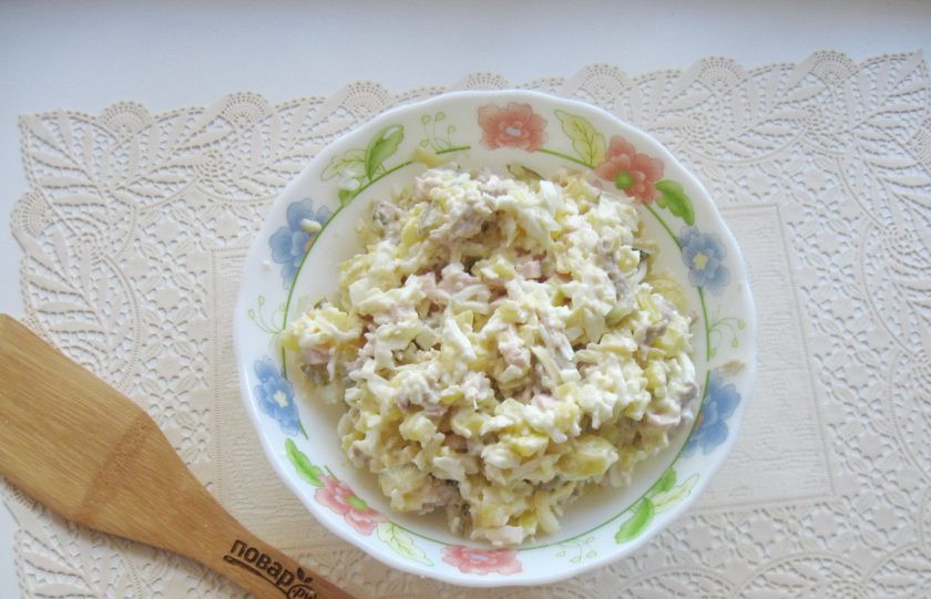 1. Этап. Салат Мышка с сыром: Посолите, поперчите и перемешайте салат.