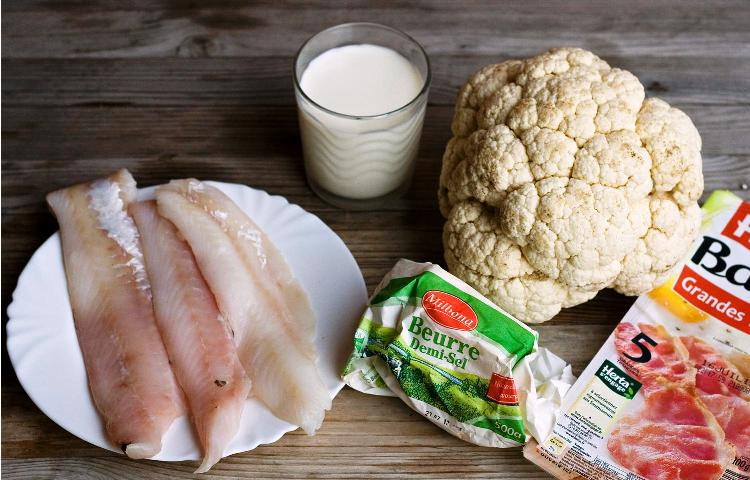 1. Этап. Треска с цветной капустой: Разберите капусту на соцветия и отварите в кипящей воде в течение 7-10 минут.