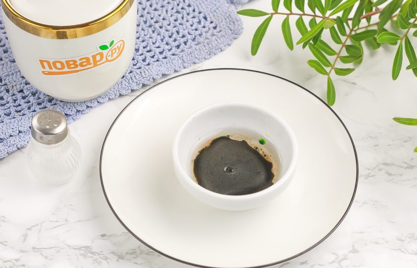 1. Этап. Торт Змейка на Новый год: Если краситель водорастворимый, то влейте 2 ст.л. воды и вмешайте в нее краситель. Если жирорастворимый, то 2 ст.л. растительного масла.