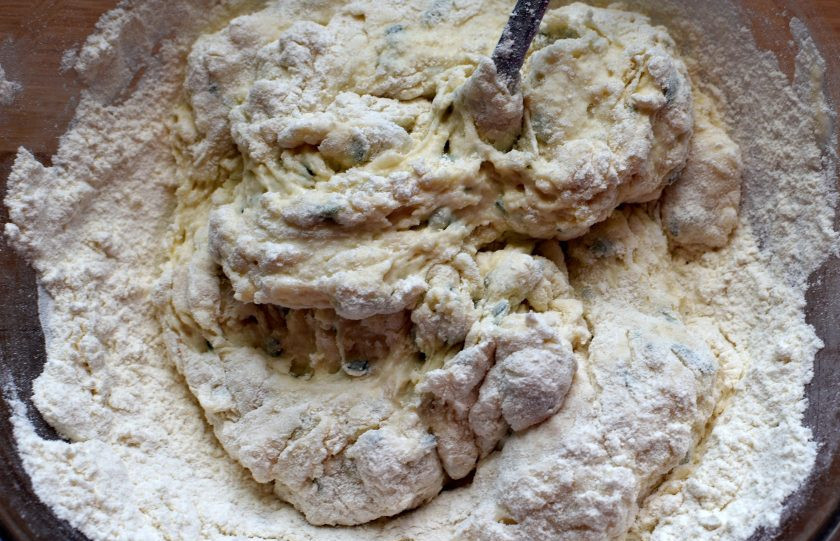 1. Этап. Очень простые сырные лепешки: Замесите мягкое, податливое тесто, муки может уйти чуть больше.