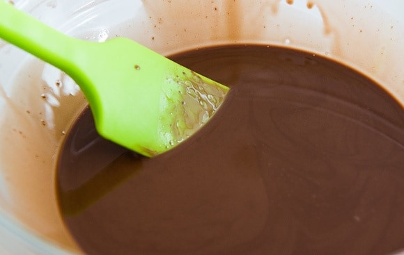 1. Этап. Шоколадно-кокосовое брауни: 2. В другой миске растопите на водяной бане шоколад в масле или воспользуйтесь микроволновкой.