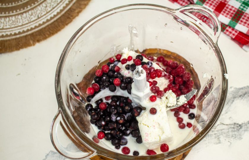 1. Этап. Худеющее мороженое: Добавьте замороженные ягоды.