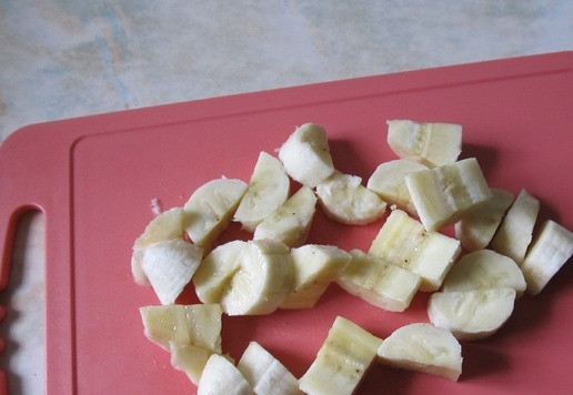 1. Этап. Салат с клубникой и бананом: Бананы порезать на кусочки среднего размера. Несколько кружочков отложить для украшения.