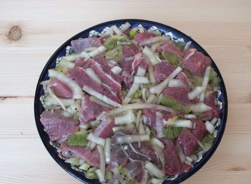 1. Этап. Шашлык на электрогриле: Смешайте в чашке мясо, лук и киви. Не солите. Уберите в холодильник минимум на 3 часа, но не более 6.