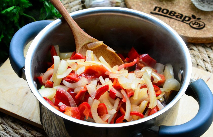 1. Этап. Овощное рагу Рататуй: Добавьте в кастрюлю и сладкий перец с луком.