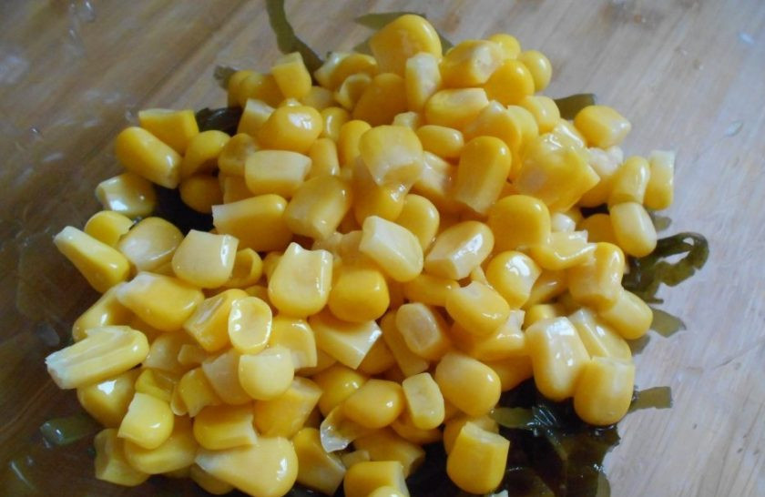 1. Этап. Салат с креветками и морской капустой: В салатнице соедините морскую капусту и кукурузу.