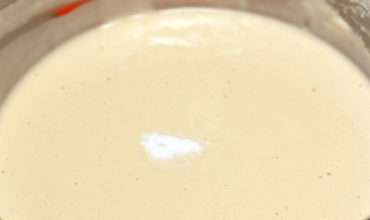 1. Этап. Тонкие блинчики на кефире: 3. Для того, что блины были мягкие и более воздушные всыпать щепотку соды. Гасить ее не нужно, так как с этой задачей прекрасно справится кефир.