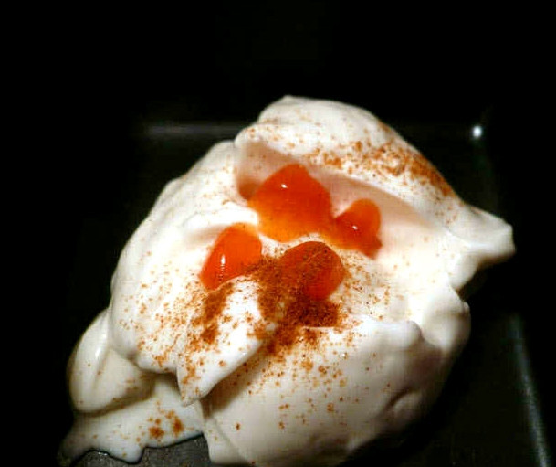 1. Этап. Соус для запеченных роллов: В блендере взбиваем майонез со сливочным сыром. Можете сделать это вручную, просто взбив их вилкой или венчиком. Кладем немного соуса чили и кайенского перца для остроты.