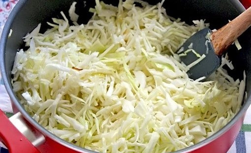 1. Этап. Ленивые голубцы для детей: Капусту помойте и мелко нарежьте. Положите её к луку и тушите под крышкой в течение 5 минут, помешивая. А потом влейте немного воды.