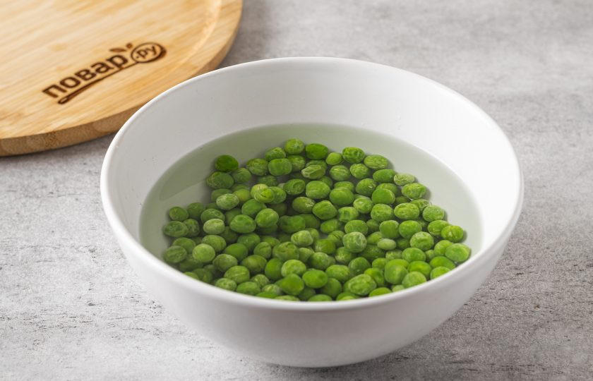 1. Этап. Гуакамоле с зеленым горошком: Разморозьте зелёный горошек. Залейте его горячей водой оставьте на 4-5 минут. Затем слейте воду и откиньте на сито.