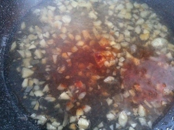 1. Этап. Острые креветки в соусе: 4. Далее влейте 120 мл воды и соевый соус. Всыпьте паприку, сахар и перец. Ингредиенты перемешайте.