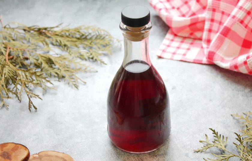 1. Этап. Настойка из смородинового варенья: Спустя время настойку тщательно процедите, перелейте в бутылку и плотно закройте. Уберите в холодное место еще на 10 дней, после чего можно подавать.