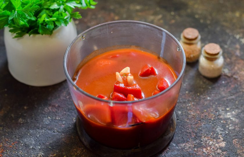 1. Этап. Борщ с лечо: Лечо можете измельчить, как в моем варианте, можете добавить просто так, цельными кусками перца. Я предлагаю сделать все же измельченный вариант.