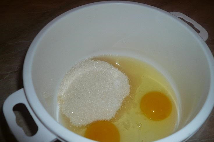 1. Этап. Шарлотка с вареньем в мультиварке: В глубокую емкость поместите сахар и яйца.