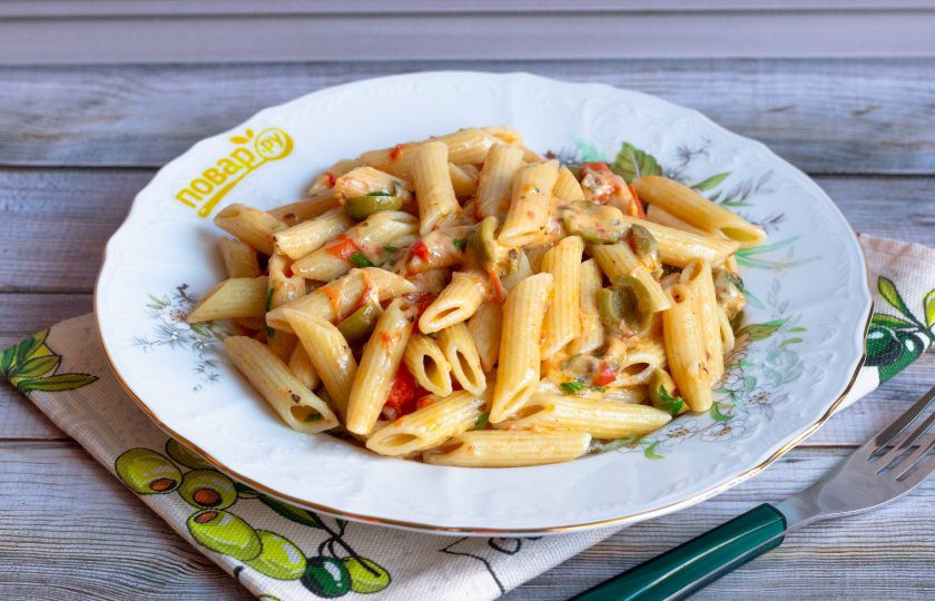 1. Этап. Паста с помидорами и маслинами: Положите пасту на порционные тарелки и подавайте!