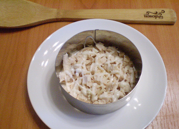 1. Этап. Салат Индивидуальный: На индивидуальную тарелку поставьте сервировочное кольцо. Выложите куриное мясо, майонез.