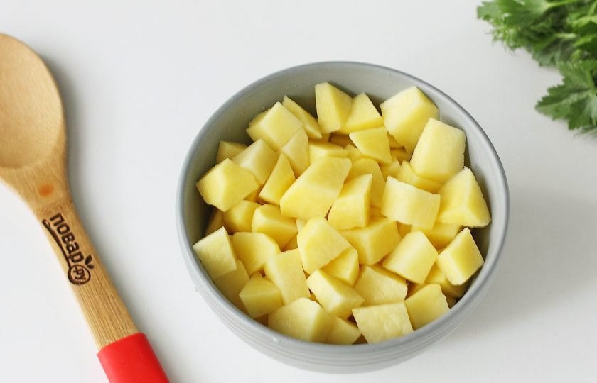 1. Этап. Борщ по-петровски: И нарезанный небольшими кубиками картофель. Варите все вместе до готовности всех ингредиентов.