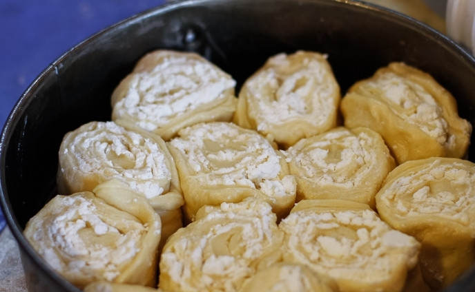 1. Этап. Тутманик: Смазываем форму для запекания маслом и выкладываем в нее кусочки рулета.