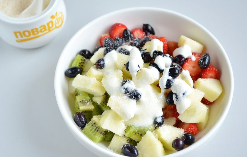 1. Этап. Фруктовый салат Летняя сальса: Положите ложку сахара или меда, йогурт. Перемешайте салат. Отправьте на 10-15 минут в холодильник.