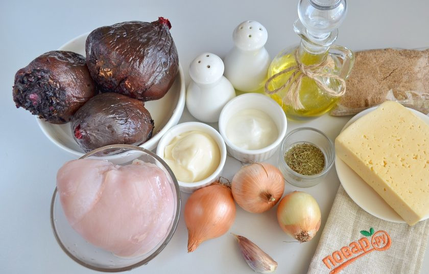 1. Этап. Свекла под сырной корочкой с майонезом: 1. Подготовьте продукты. Свеклу заверните в фольгу и запеките в духовке или просто отварите в кожуре до готовности. В соленой воде отварите и куриное филе.