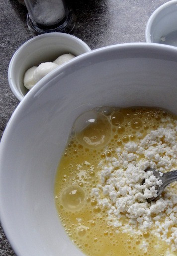 1. Этап. Полента-блин с творогом и сыром: Добавить творог. Перемешать.