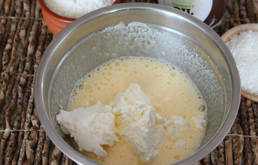 1. Этап. Печенье Шарики: Добавляем творог.