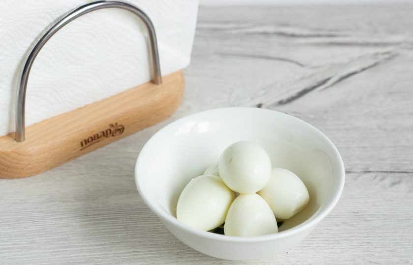 1. Этап. Мясные кексы с перепелиными яйцами: Перепелиные яйца варите в течение 5 минут в кипящей воде. Остудите и очистите.