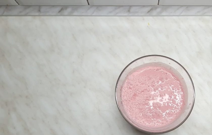 1. Этап. Сливочно-вишневая творожная пасха: 3. Форму отправьте в холодильник примерно на 2 часа. Затем приготовьте второй слой: в творог добавьте сметану, вишню без косточек и сахар. Хорошо перемешайте и перебейте с помощью блендера.