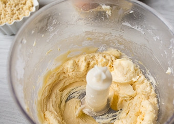 1. Этап. Торт Моцарт: 1. Сначала достаньте все необходимые продукты, чтобы были под рукой. Приготовьте емкость блендера, положите туда масло, сахарную пудру, ром и корицу, измельчите.