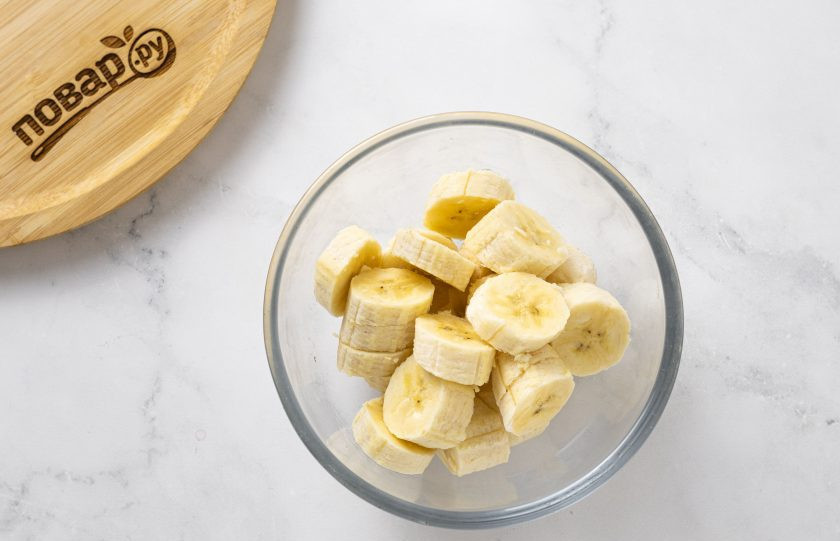 1. Этап. Постные банановые оладьи: Бананы очистите от кожуры и разомните вилкой.