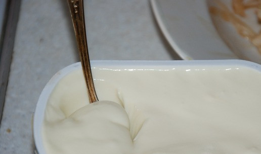 1. Этап. Теплый салат с мясными шариками: В грибочки мы добавим новинку от Hochland плавленый сыр со швейцарским сыром. Очень вкусный сыр и отлично украсит наши жареные грибочки.